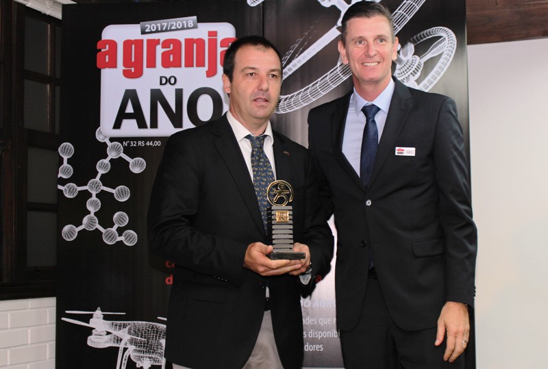 Alexandre Velho recebe o troféu por Henrique Dornelles