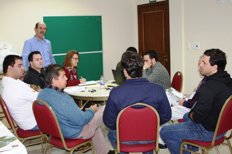 Valente (de pé) com um dos grupos de trabalho