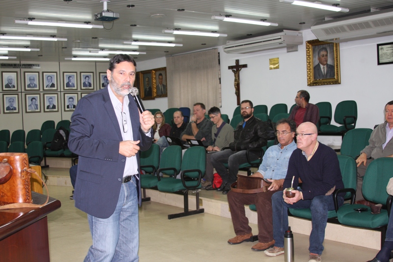 Diretor administrativo Renato Rocha coordenou trabalhos