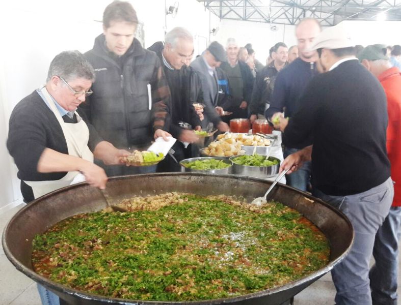 A equipe de gastronomia do Irga preparou um belíssimo carreteiro