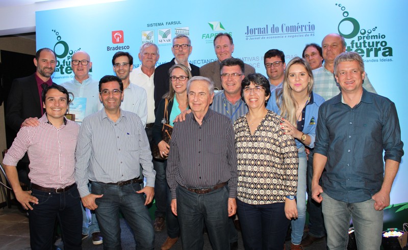 Rosso e Parcianello com servidores do Irga que foram acompanhar a premiação