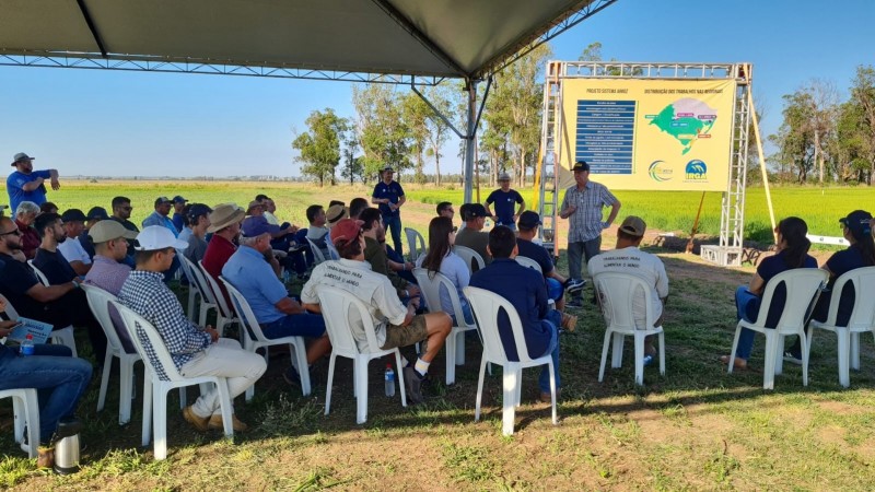 Produtores assistindo a apresentação dos técnicos do Irga.