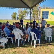 Produtores assistindo a apresentação dos técnicos do Irga.