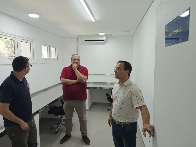 Rodrigo Machado (no centro) visita o laboratório com os servidores Décio Collato (a direita) e Julio Uriarte (a esquerda)