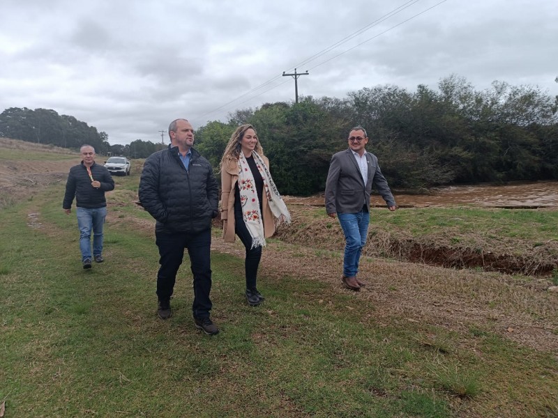 A comitiva visitou as instalações da barragem, estrutura que atualmente beneficia cerca de 30 produtores de arroz da região